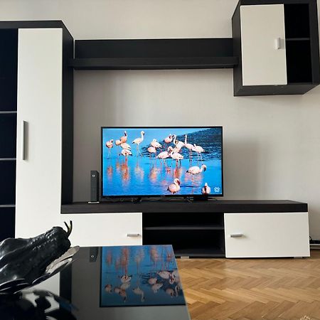 Airy & Beautiful Downtown Apartment Bucureşti Exterior foto